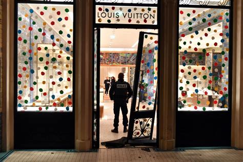 Paris : une boutique Louis Vuitton attaquée à la voiture